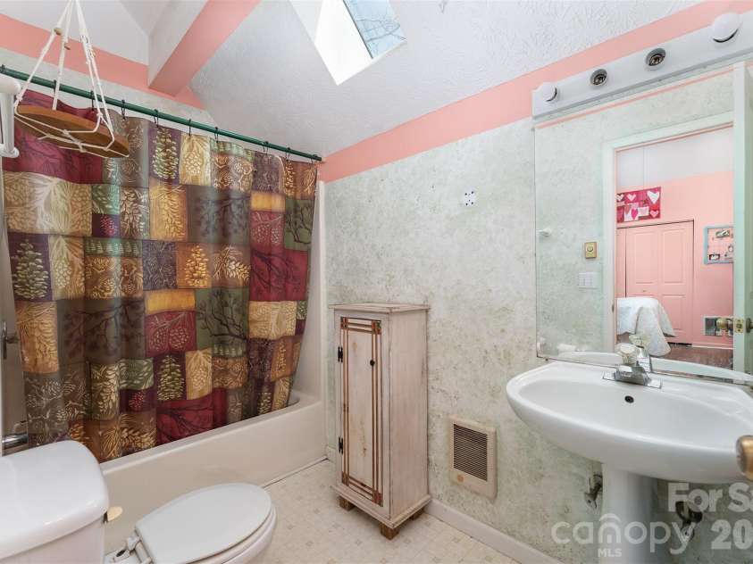 195 Prospectors Trail, Black Mountain, NC 28711.  MLS# CAR4352743, YatesRealty ID 4465. 