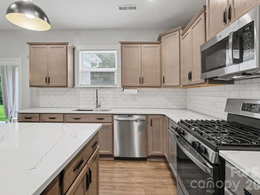 5005 Painswick Place, Charlotte, NC 28215.  MLS# CAR4413635, YatesRealty ID 44650. 