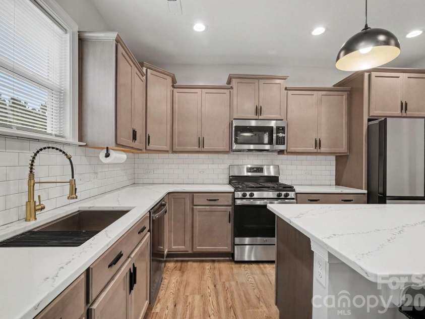 5005 Painswick Place, Charlotte, NC 28215.  MLS# CAR4413635, YatesRealty ID 44650. 