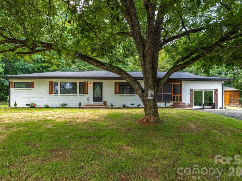 2197 Blackberry Road, Thomasville, NC 27360.  MLS# CAR4415023, YatesRealty ID 44653. 
