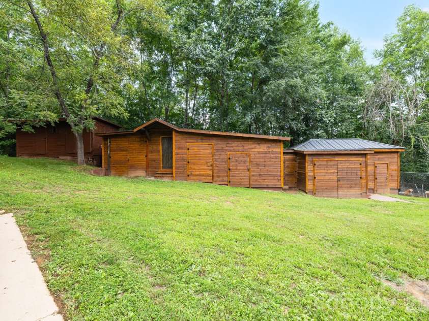 2197 Blackberry Road, Thomasville, NC 27360.  MLS# CAR4415023, YatesRealty ID 44653. 