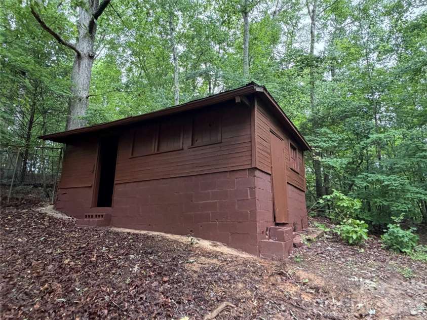 2197 Blackberry Road, Thomasville, NC 27360.  MLS# CAR4415023, YatesRealty ID 44653. 