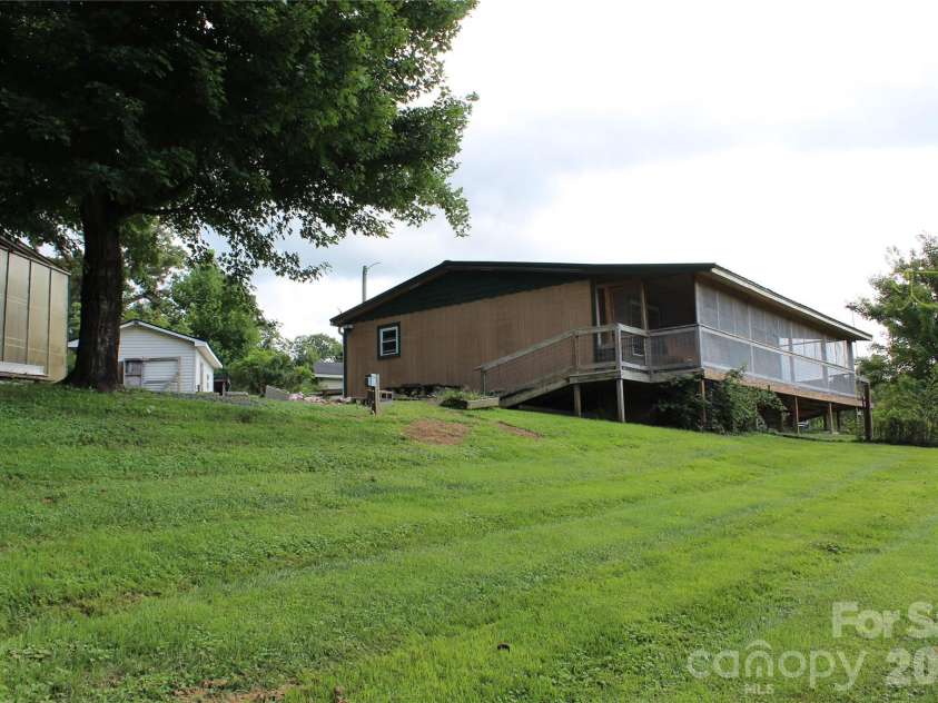 24 Karis Lane, Clyde, NC 28721.  MLS# CAR4414971, YatesRealty ID 44655. 