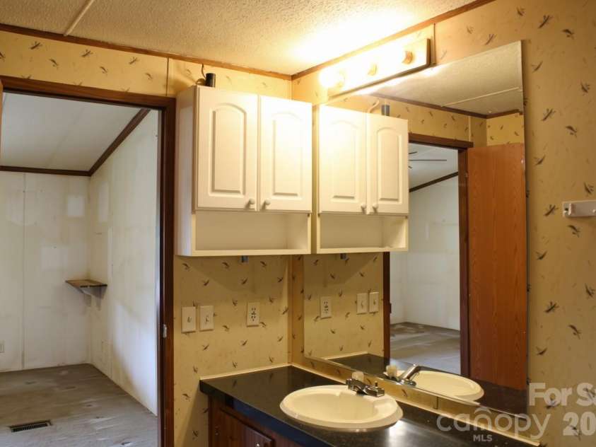 24 Karis Lane, Clyde, NC 28721.  MLS# CAR4414971, YatesRealty ID 44655. Primary bathroom