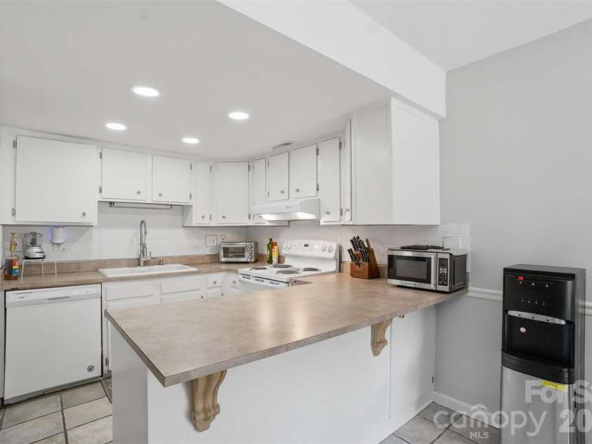 8338 Cricket Lake Drive, Charlotte, NC 28277.  MLS# CAR4401022, YatesRealty ID 44658. 