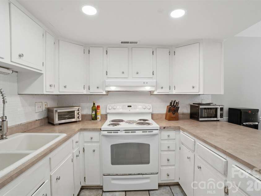 8338 Cricket Lake Drive, Charlotte, NC 28277.  MLS# CAR4401022, YatesRealty ID 44658. 