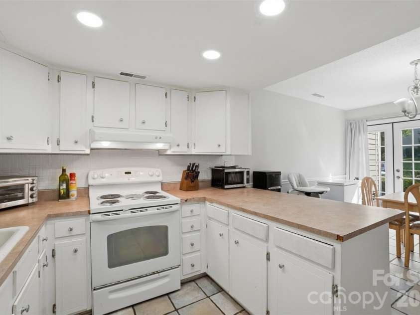 8338 Cricket Lake Drive, Charlotte, NC 28277.  MLS# CAR4401022, YatesRealty ID 44658. 