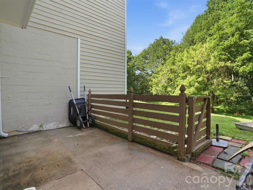 8338 Cricket Lake Drive, Charlotte, NC 28277.  MLS# CAR4401022, YatesRealty ID 44658. 
