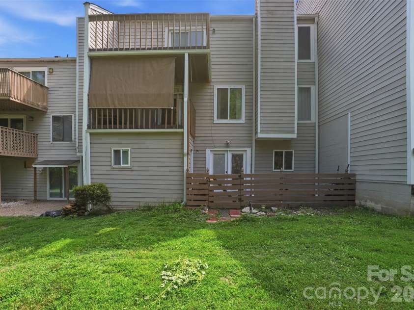 8338 Cricket Lake Drive, Charlotte, NC 28277.  MLS# CAR4401022, YatesRealty ID 44658. 