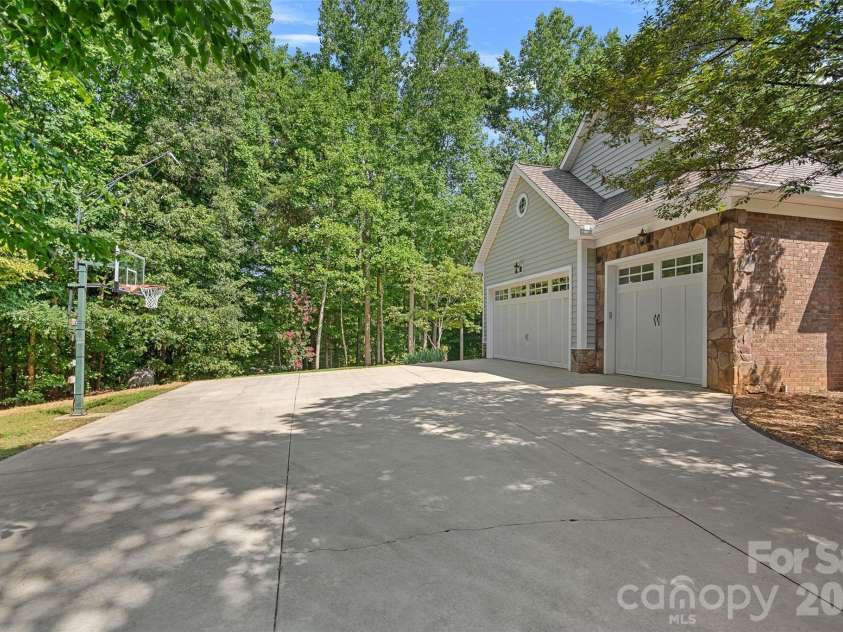 199 Robinson Road, Mooresville, NC 28117.  MLS# CAR4413502, YatesRealty ID 44659. Main level 3 car garage