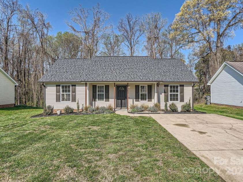 3753 Capps Hill Drive, Charlotte, NC 28216.  MLS# CAR4240768, YatesRealty ID 4466. 