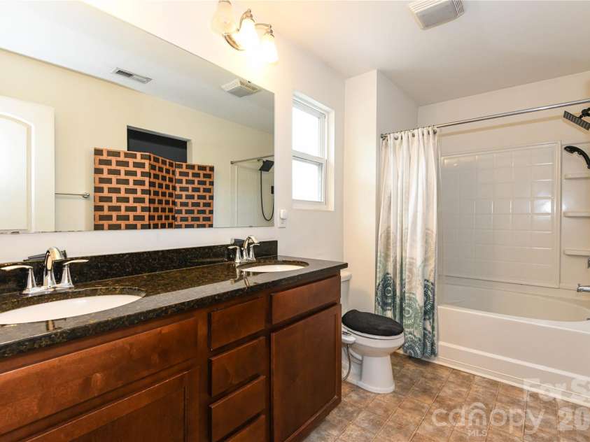 5149 Red Poll Drive, Greensboro, NC 27405.  MLS# CAR4411015, YatesRealty ID 44660. En Suite Bathroom