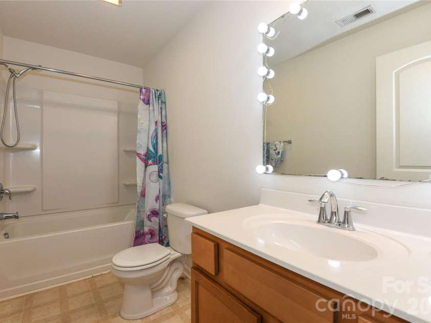 5149 Red Poll Drive, Greensboro, NC 27405.  MLS# CAR4411015, YatesRealty ID 44660. Full Hall Bathroom