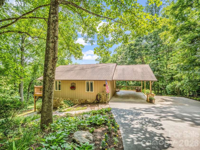 12 Chippewa Trail, Black Mountain, NC 28711.  MLS# CAR4407721, YatesRealty ID 44665. 