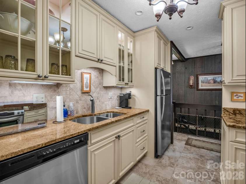 12 Chippewa Trail, Black Mountain, NC 28711.  MLS# CAR4407721, YatesRealty ID 44665. 