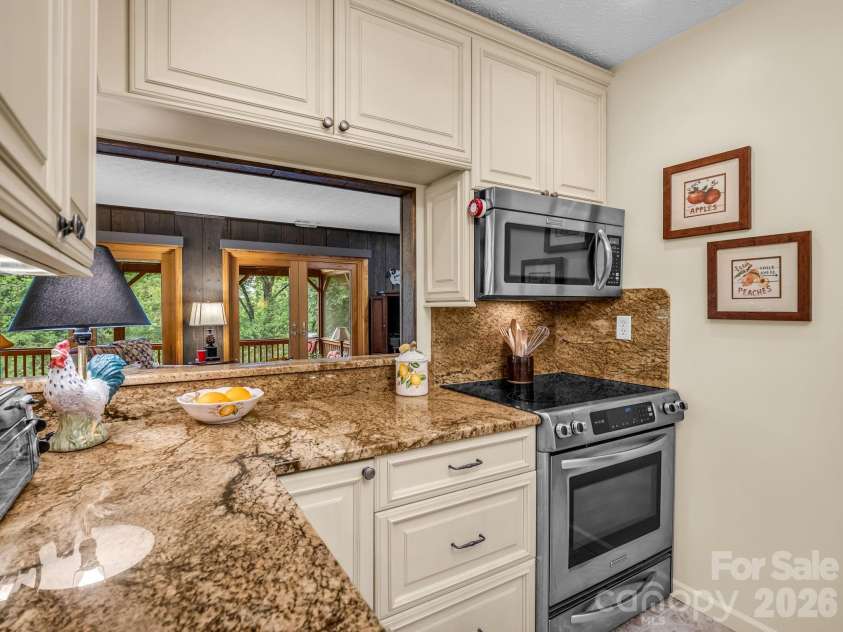 12 Chippewa Trail, Black Mountain, NC 28711.  MLS# CAR4407721, YatesRealty ID 44665. 