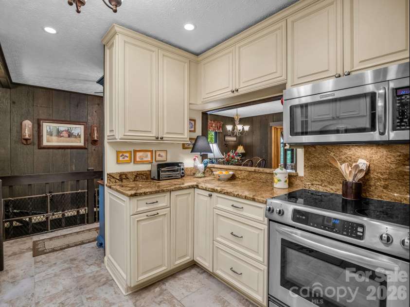 12 Chippewa Trail, Black Mountain, NC 28711.  MLS# CAR4407721, YatesRealty ID 44665. 