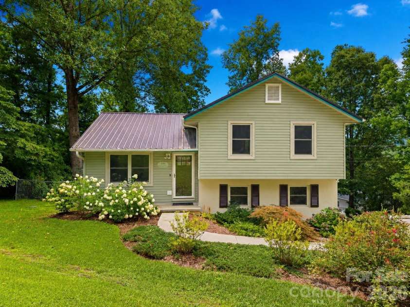 135 Plantation Drive, Hendersonville, NC 28792.  MLS# CAR4400810, YatesRealty ID 44672. 