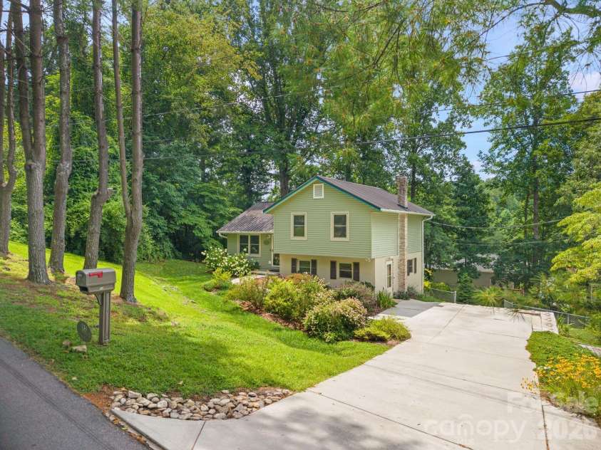 135 Plantation Drive, Hendersonville, NC 28792.  MLS# CAR4400810, YatesRealty ID 44672. 