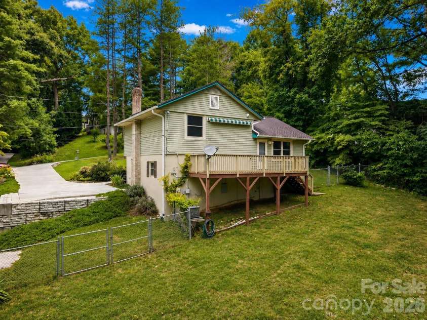135 Plantation Drive, Hendersonville, NC 28792.  MLS# CAR4400810, YatesRealty ID 44672. 