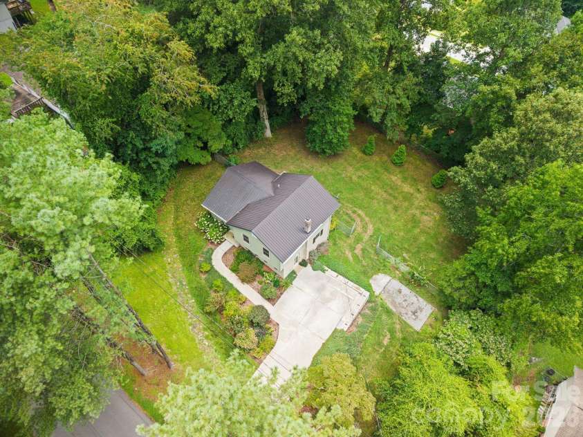 135 Plantation Drive, Hendersonville, NC 28792.  MLS# CAR4400810, YatesRealty ID 44672. 