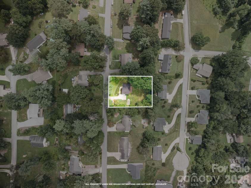 135 Plantation Drive, Hendersonville, NC 28792.  MLS# CAR4400810, YatesRealty ID 44672. 