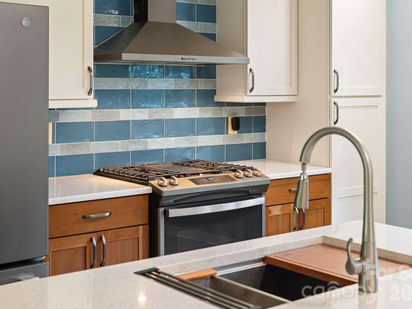 135 Plantation Drive, Hendersonville, NC 28792.  MLS# CAR4400810, YatesRealty ID 44672. Kitchen