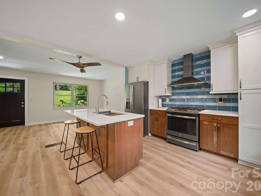 135 Plantation Drive, Hendersonville, NC 28792.  MLS# CAR4400810, YatesRealty ID 44672. Kitchen