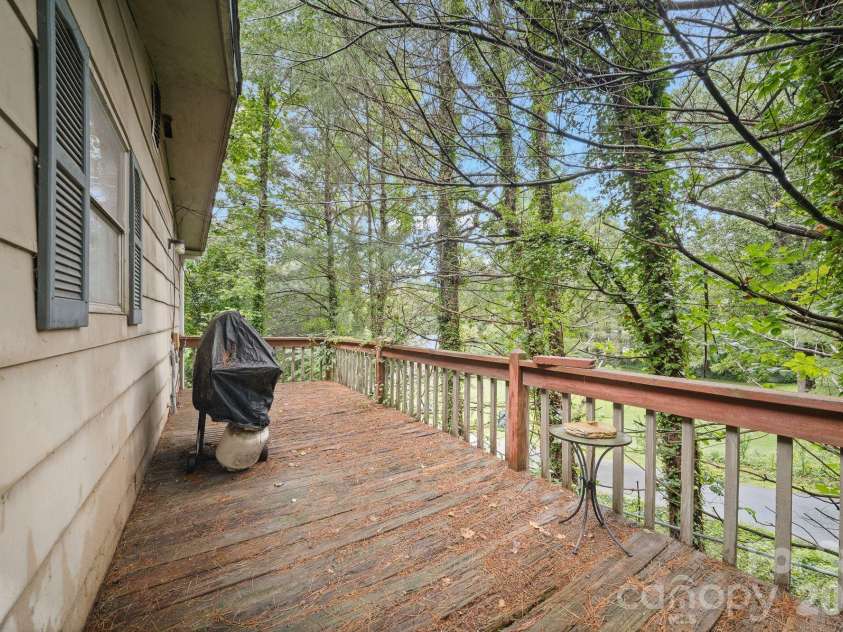 649 Monte Vista Road, Candler, NC 28715.  MLS# CAR4410166, YatesRealty ID 44684. 