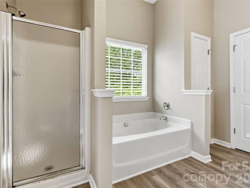 9611 Worley Drive, Charlotte, NC 28215.  MLS# CAR4415040, YatesRealty ID 44686. Separate Shower and Tub