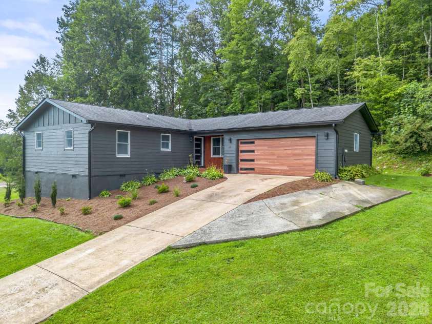 89 Hillview Circle, Brevard, NC 28712.  MLS# CAR4414066, YatesRealty ID 44693. 