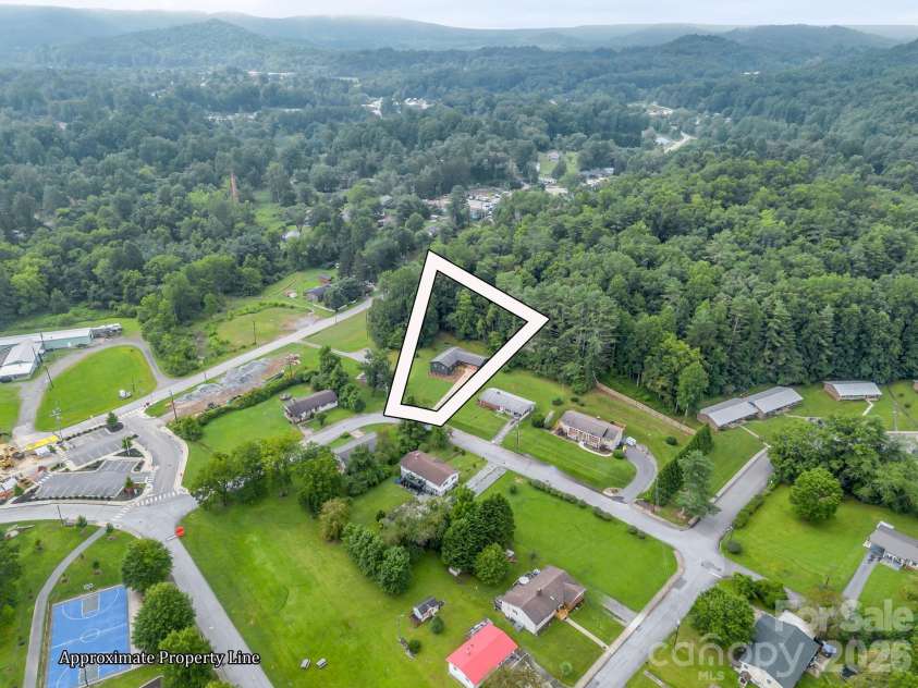 89 Hillview Circle, Brevard, NC 28712.  MLS# CAR4414066, YatesRealty ID 44693. 