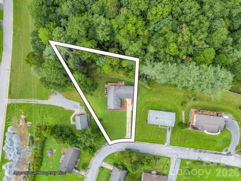 89 Hillview Circle, Brevard, NC 28712.  MLS# CAR4414066, YatesRealty ID 44693. 