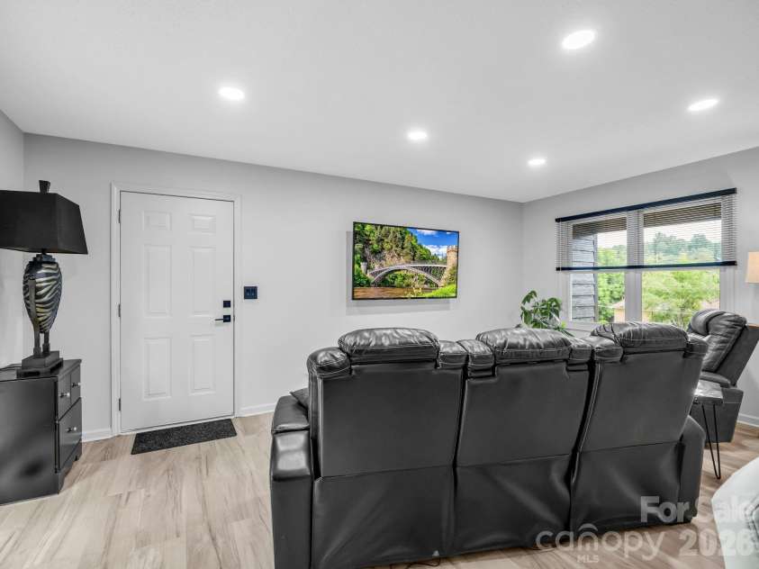 89 Hillview Circle, Brevard, NC 28712.  MLS# CAR4414066, YatesRealty ID 44693. Living Room