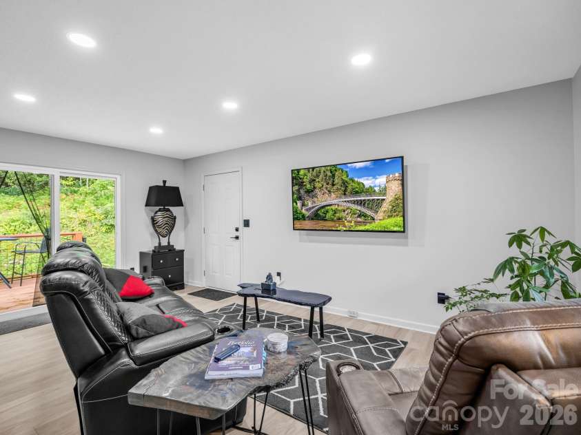 89 Hillview Circle, Brevard, NC 28712.  MLS# CAR4414066, YatesRealty ID 44693. Living Room