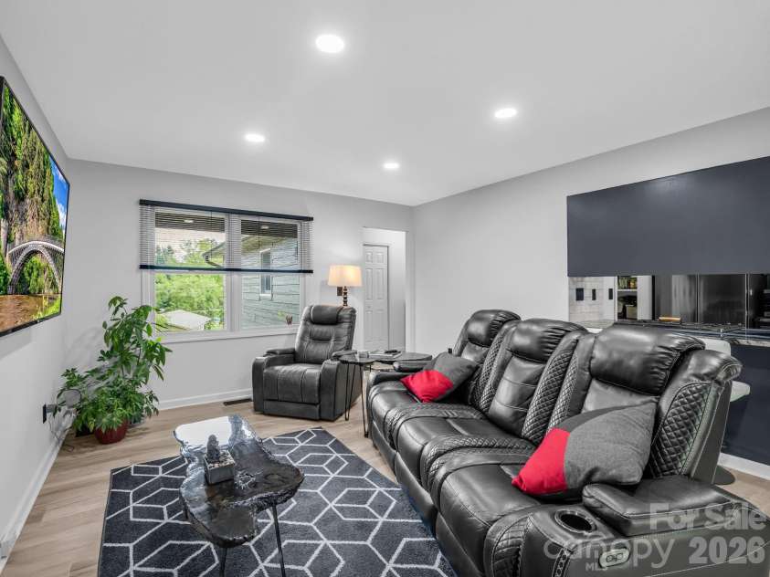 89 Hillview Circle, Brevard, NC 28712.  MLS# CAR4414066, YatesRealty ID 44693. Living Room