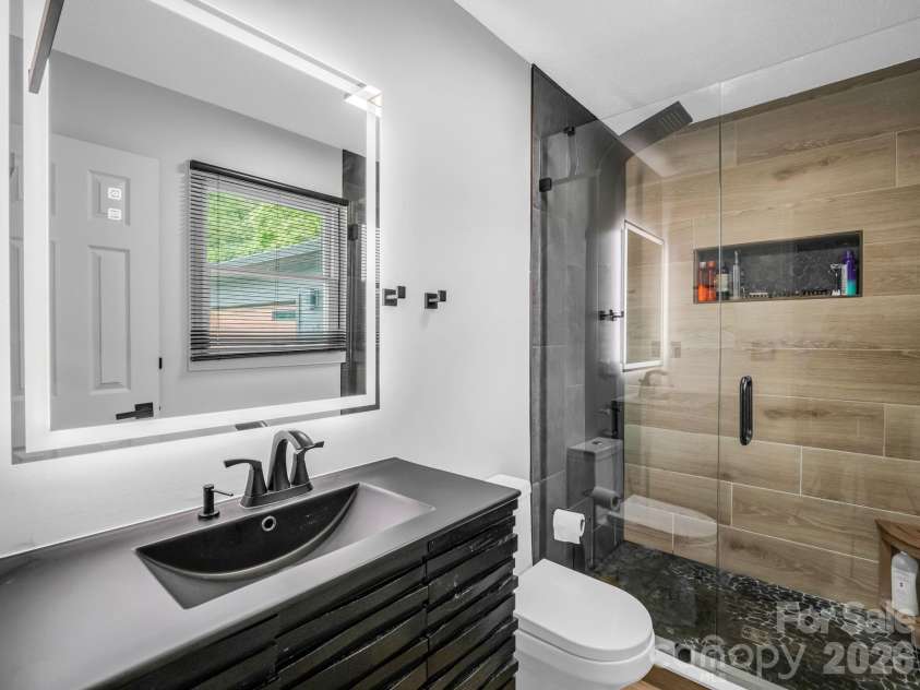 89 Hillview Circle, Brevard, NC 28712.  MLS# CAR4414066, YatesRealty ID 44693. Primary ensuite bathroom