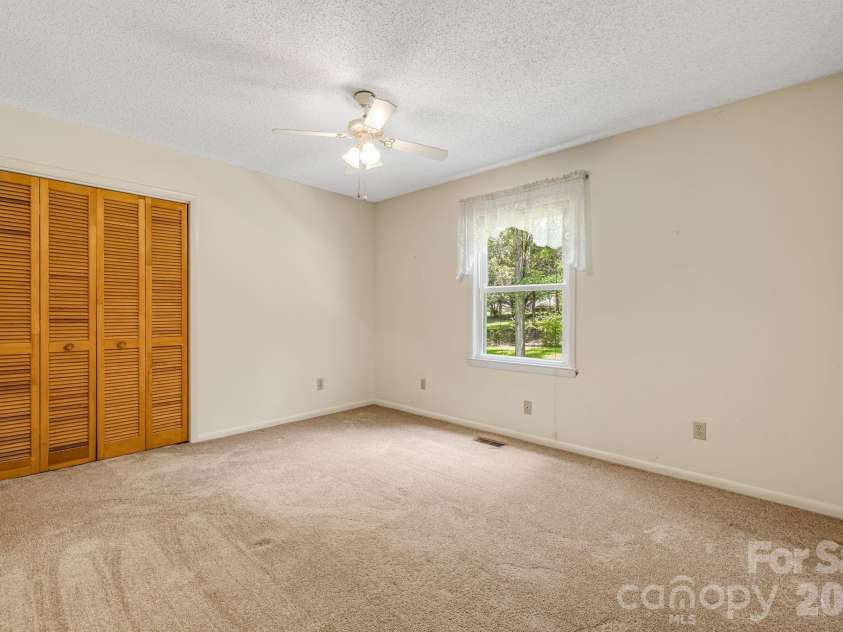 11 Ridgeway Drive, Weaverville, NC 28787.  MLS# CAR4414965, YatesRealty ID 44696. 2nd Bedroom
