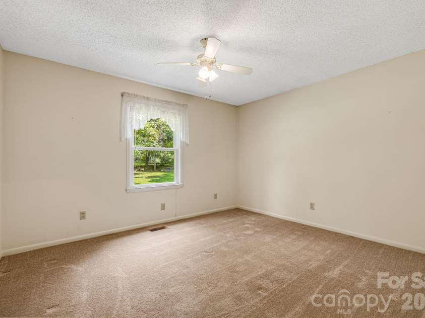 11 Ridgeway Drive, Weaverville, NC 28787.  MLS# CAR4414965, YatesRealty ID 44696. 2nd Bedroom
