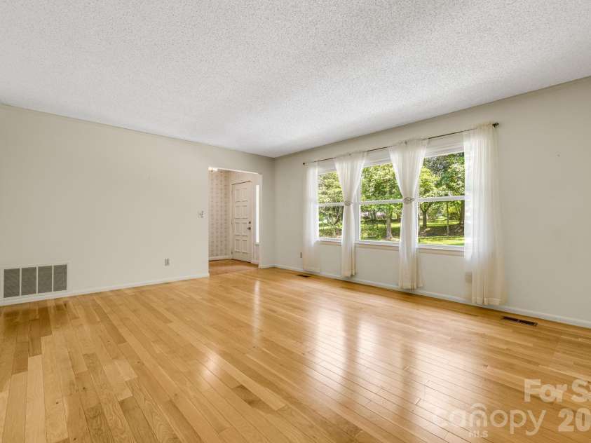 11 Ridgeway Drive, Weaverville, NC 28787.  MLS# CAR4414965, YatesRealty ID 44696. 