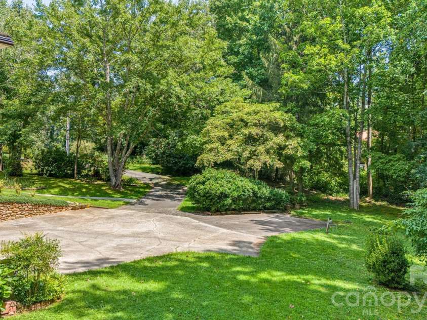 11 Ridgeway Drive, Weaverville, NC 28787.  MLS# CAR4414965, YatesRealty ID 44696. 