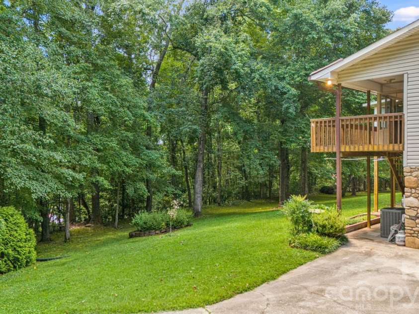 11 Ridgeway Drive, Weaverville, NC 28787.  MLS# CAR4414965, YatesRealty ID 44696. 