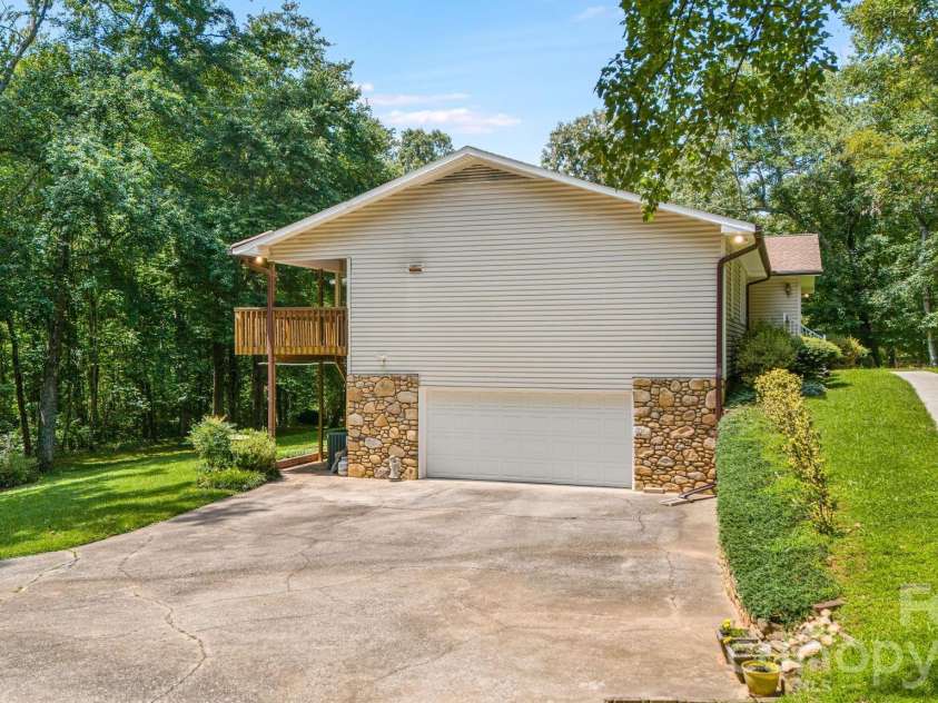 11 Ridgeway Drive, Weaverville, NC 28787.  MLS# CAR4414965, YatesRealty ID 44696. 