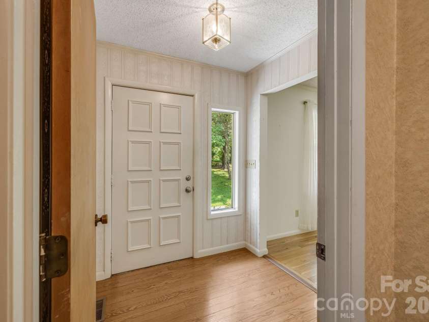 11 Ridgeway Drive, Weaverville, NC 28787.  MLS# CAR4414965, YatesRealty ID 44696. Foyer