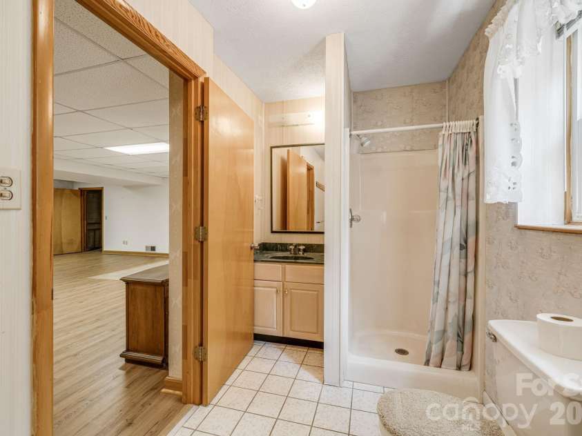 11 Ridgeway Drive, Weaverville, NC 28787.  MLS# CAR4414965, YatesRealty ID 44696. Full Bathroom in Basement