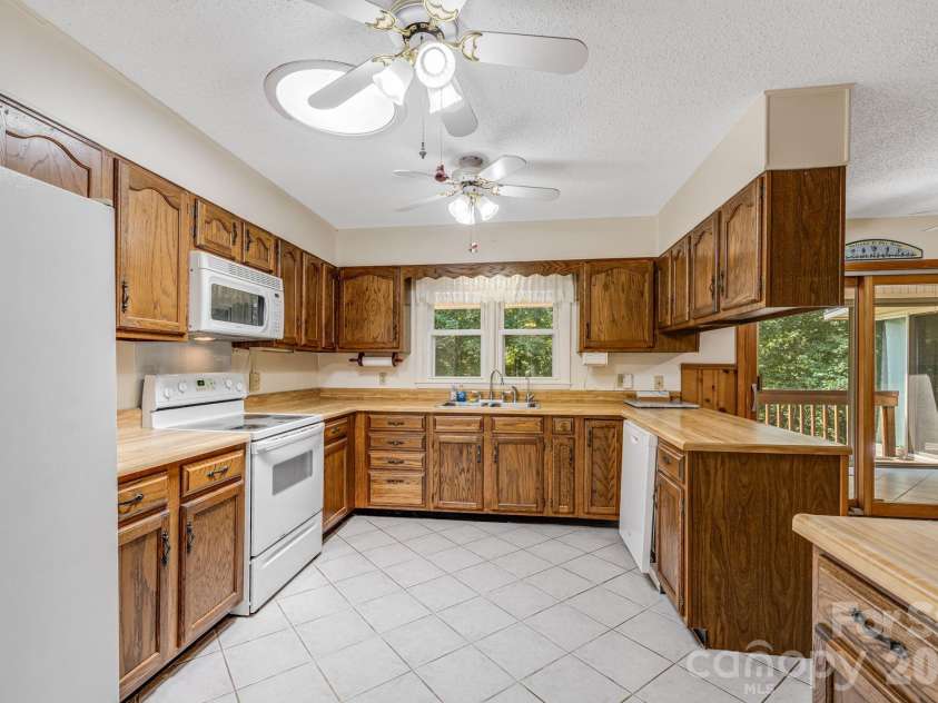 11 Ridgeway Drive, Weaverville, NC 28787.  MLS# CAR4414965, YatesRealty ID 44696. Functional Kitchen layout