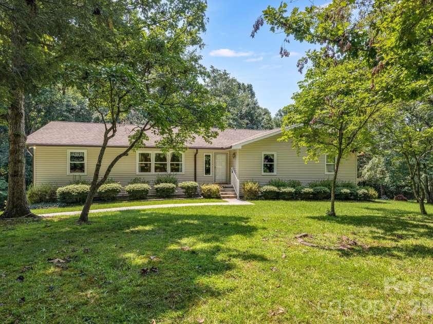 11 Ridgeway Drive, Weaverville, NC 28787.  MLS# CAR4414965, YatesRealty ID 44696. Welcome to 11 East Ridgeway Dr!
