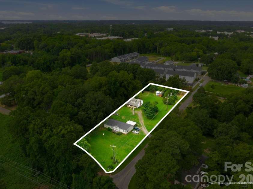109 Crossrail Road, Mooresville, NC 28115.  MLS# CAR4414047, YatesRealty ID 44698. 