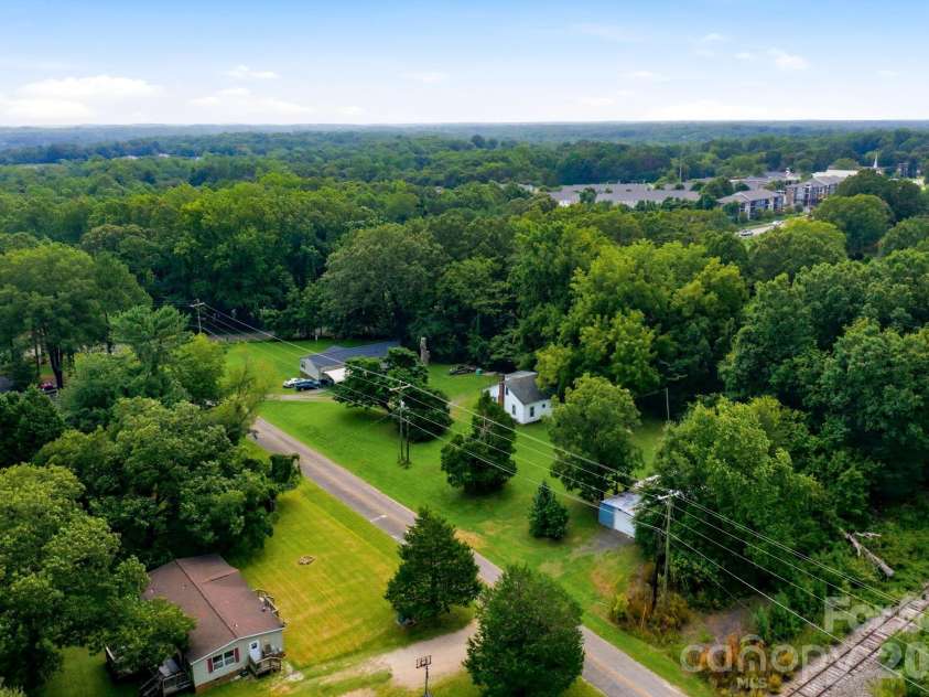 109 Crossrail Road, Mooresville, NC 28115.  MLS# CAR4414047, YatesRealty ID 44698. 