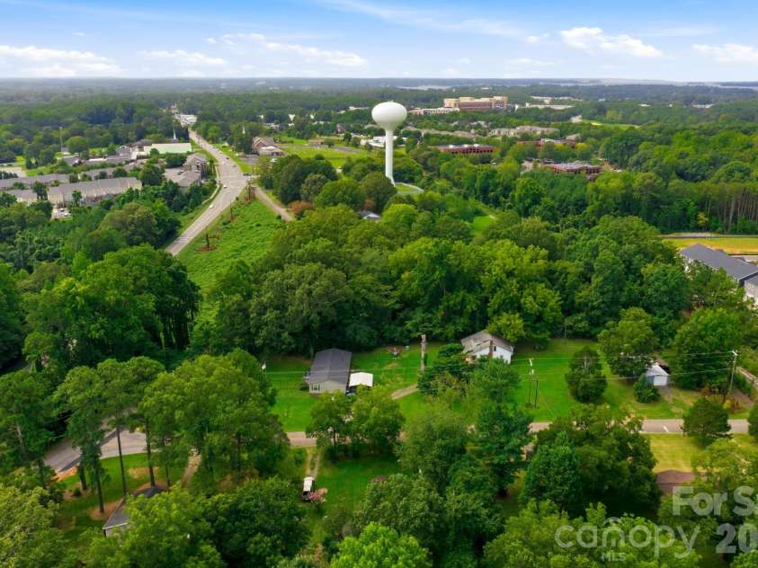 109 Crossrail Road, Mooresville, NC 28115.  MLS# CAR4414047, YatesRealty ID 44698. 